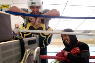 Jon Favreau y Robert Downey Jr durante el rodaje de "Iron Man 2"